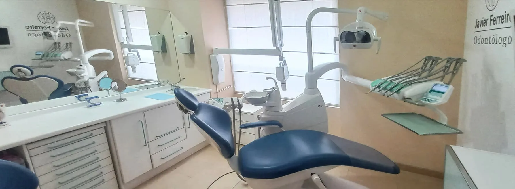 Gabinete dental de Javier Ferreiro Odontólogo en Vigo, con el sillón azul y el rótulo de la consulta